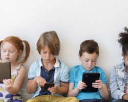 ребенок и телефон